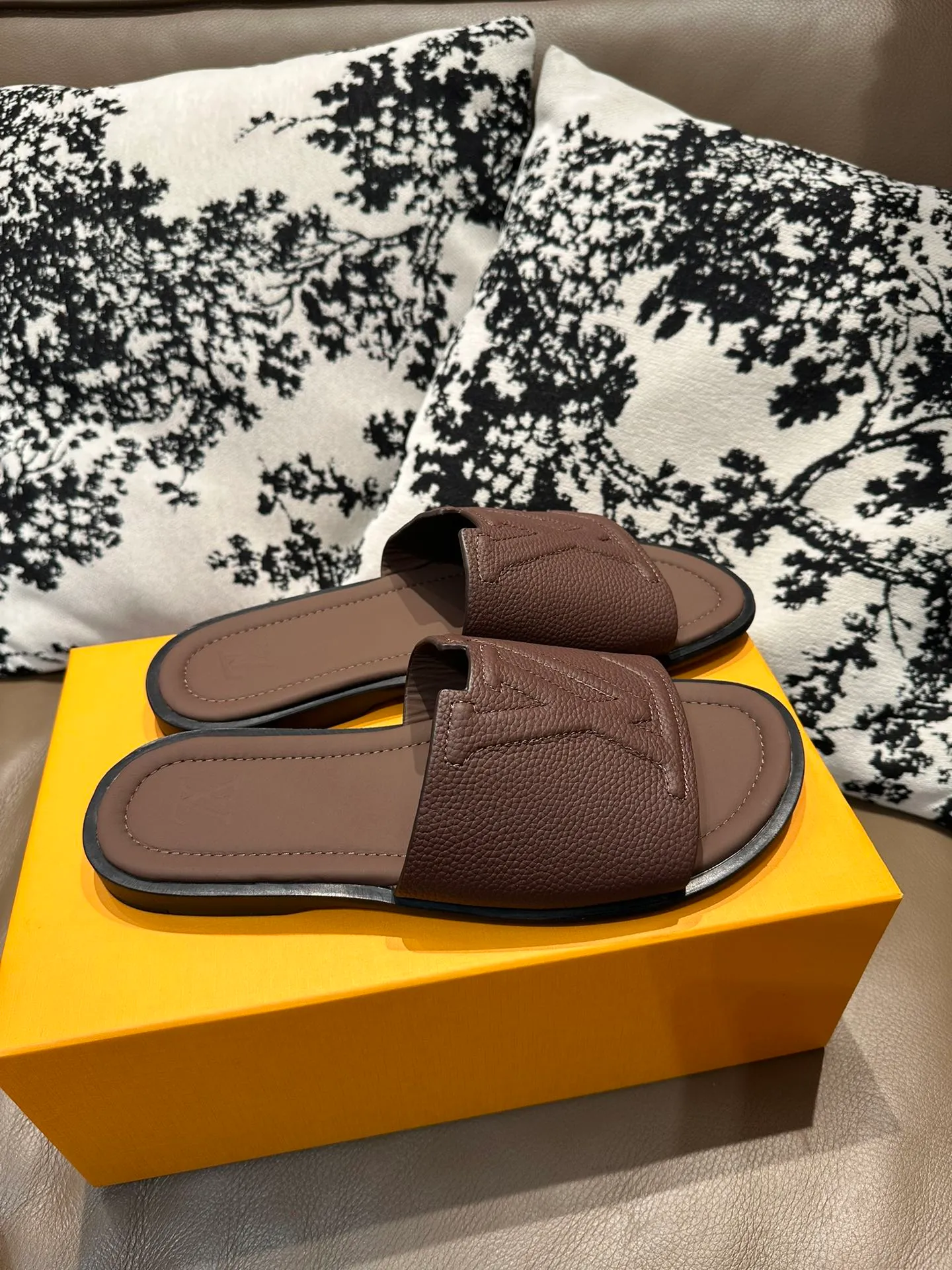 Men's shoes💰360💰 New LV slippers hot sale🩴 Full cowhide surface, cowhide lining, cowhide feet, size 36-46